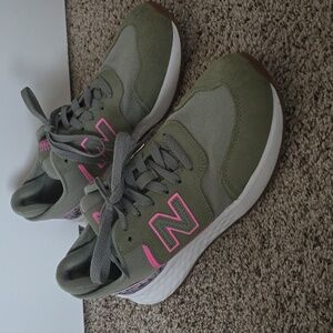 New Balance sz 8 X-70 Sneakers in Gray and Pink